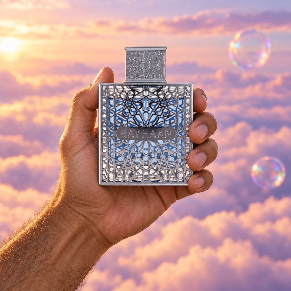 Una mano sostiene el frasco de Aquatica de Rayhaan entre nubes rosadas.