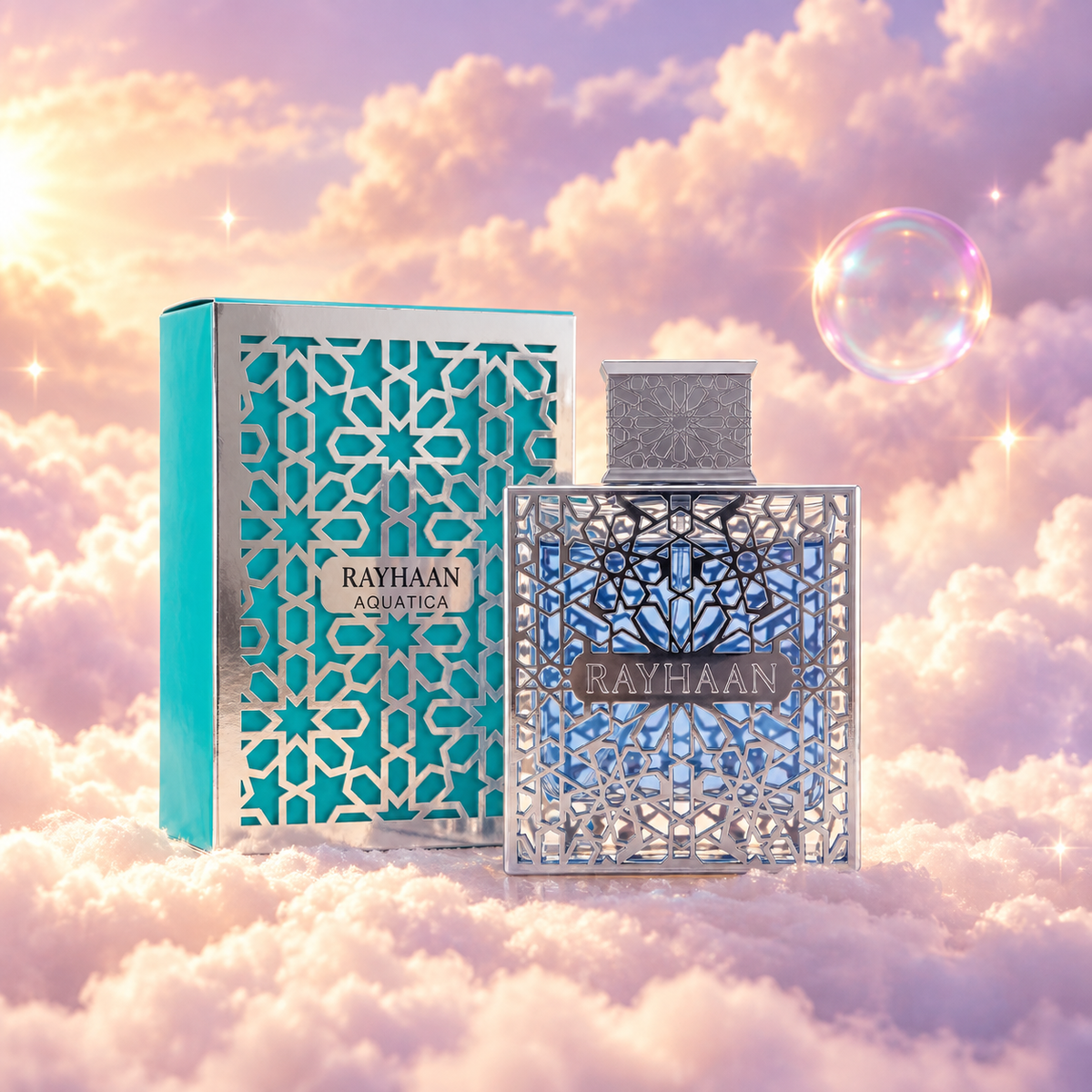 El frasco de Aquatica de Rayhaan junto a su caja original, sobre nubes.