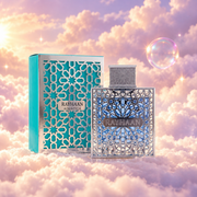 El frasco de Aquatica de Rayhaan junto a su caja original, sobre nubes.