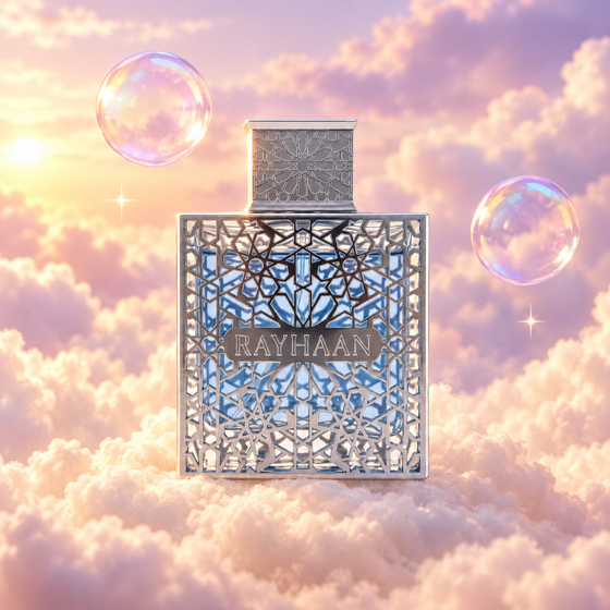 Frasco de Aquatica de Rayhaan sobre un banco de nubes, en un cielo rosa y lavanda con pompas iridiscentes y luz dorada.