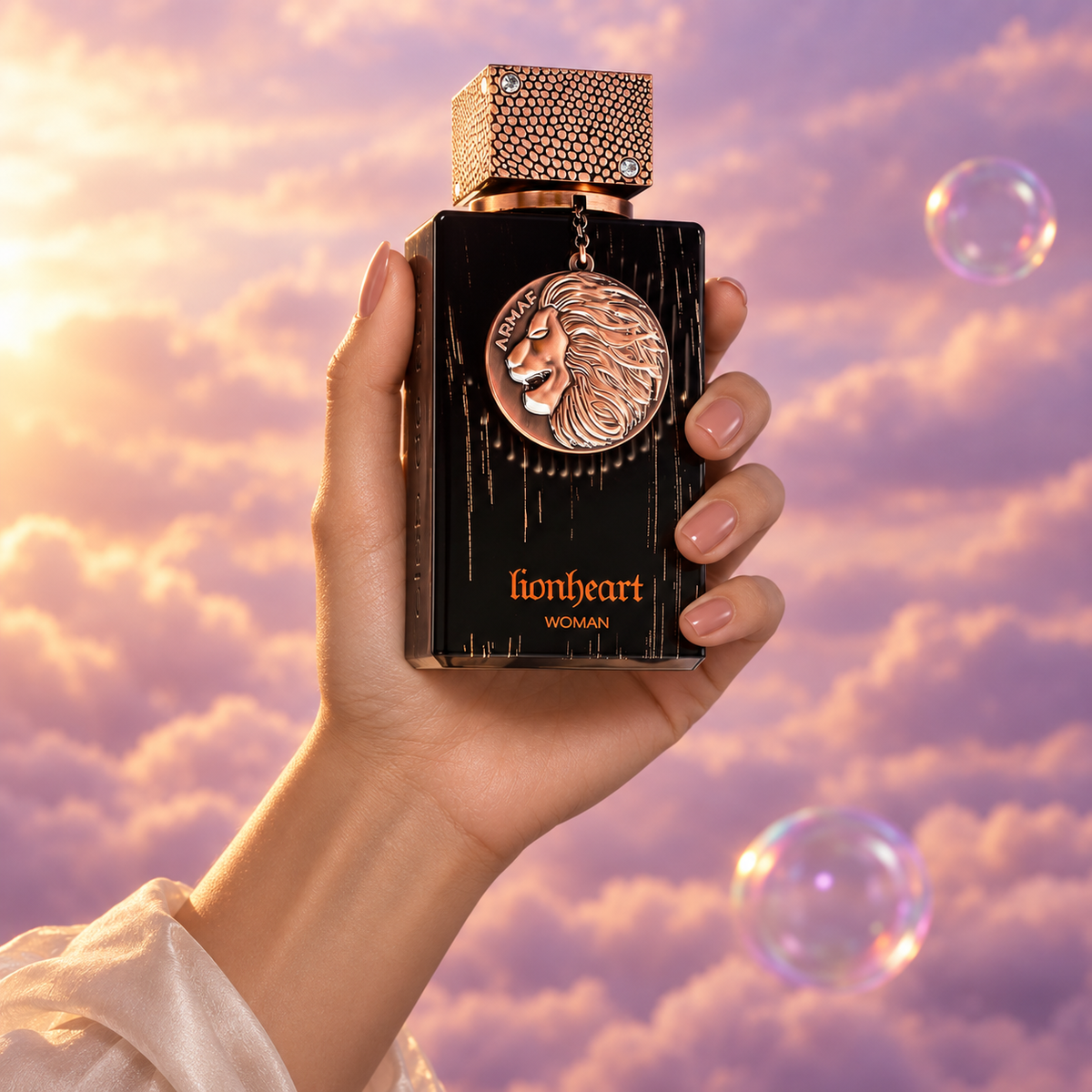 Una mano sostiene el frasco de Club de Nuit Lionheart Woman de Armaf entre nubes rosadas.