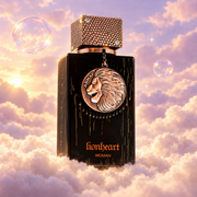Frasco de Club de Nuit Lionheart Woman de Armaf sobre un banco de nubes, en un cielo rosa y lavanda con pompas iridiscentes y luz dorada.