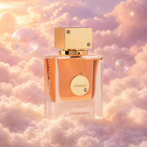 Frasco de Club de Nuit Woman Extrait de Parfum de Armaf sobre un banco de nubes, en un cielo rosa y lavanda con pompas iridiscentes y luz dorada.