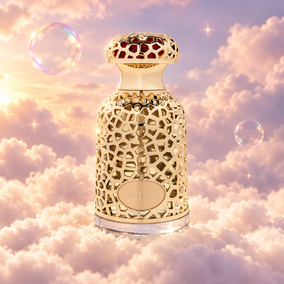 Frasco de Emeer de Lattafa sobre un banco de nubes, en un cielo rosa y lavanda con pompas iridiscentes y luz dorada.