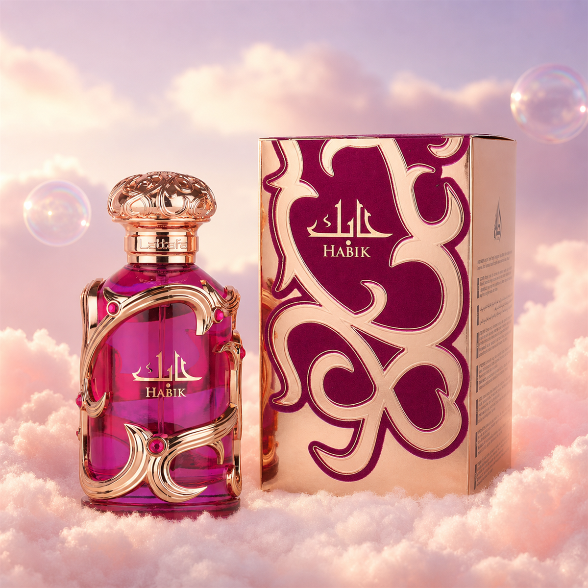 El frasco de Habik de Lattafa junto a su caja original, sobre nubes.