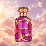 Frasco de Habik de Lattafa sobre un banco de nubes, en un cielo rosa y lavanda con pompas iridiscentes y luz dorada.