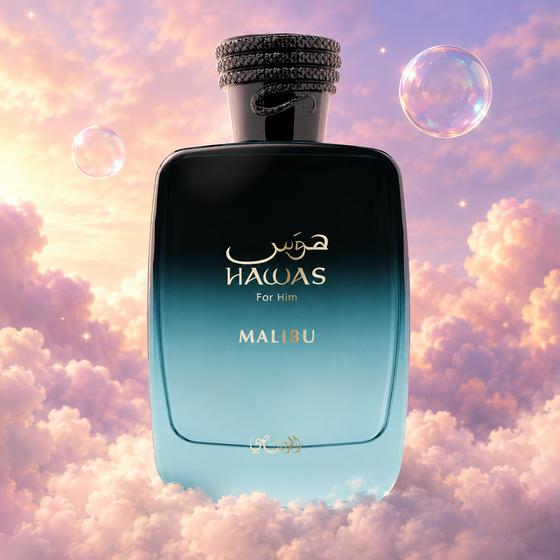 Frasco de Hawas Malibu de Rasasi sobre un banco de nubes, en un cielo rosa y lavanda con pompas iridiscentes y luz dorada.