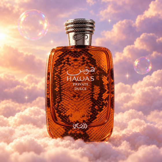 Frasco de Hawas Private Dulce de Rasasi sobre un banco de nubes, en un cielo rosa y lavanda con pompas iridiscentes y luz dorada.