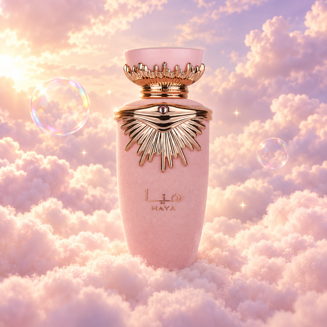 Frasco de Haya de Lattafa sobre un banco de nubes, en un cielo rosa y lavanda con pompas iridiscentes y luz dorada.