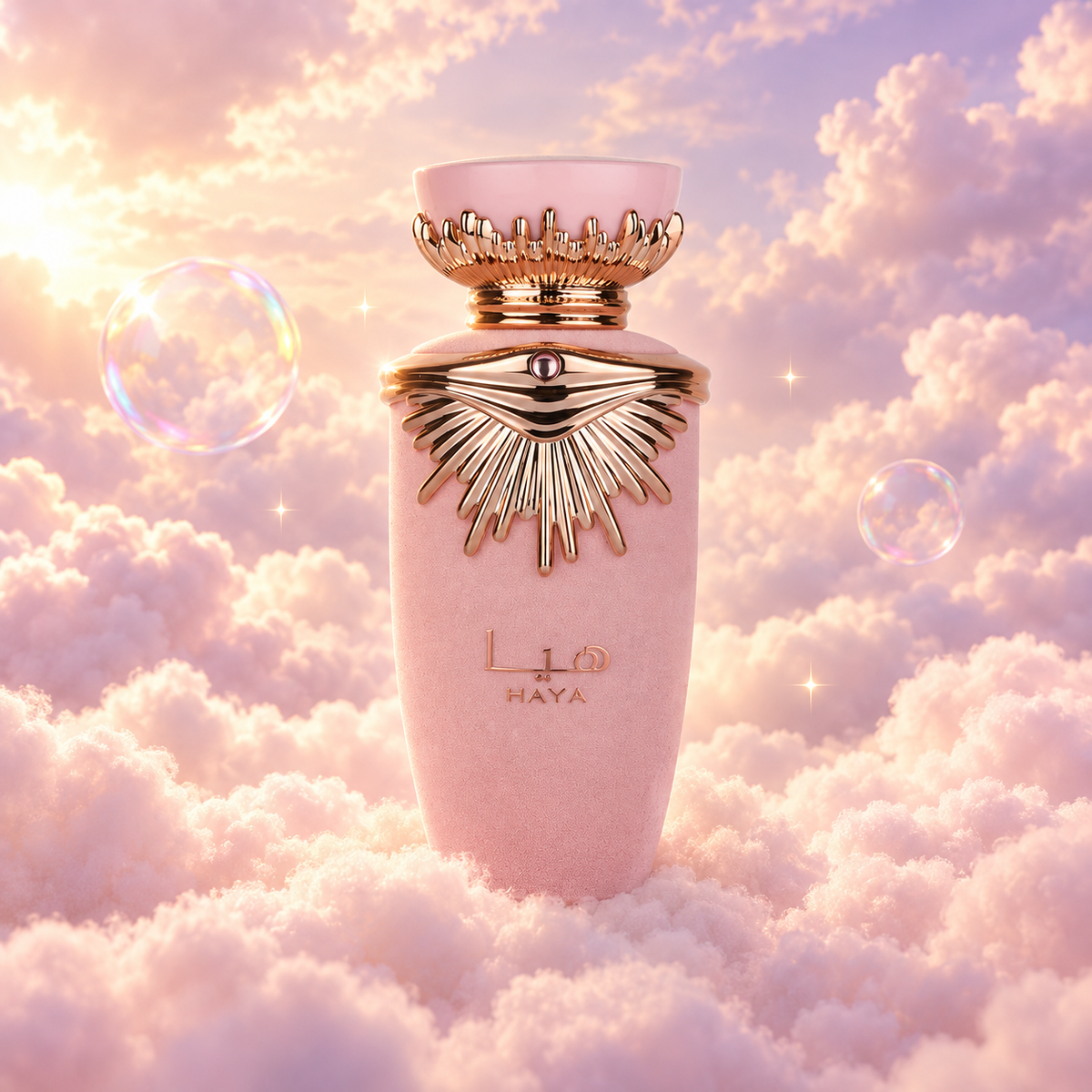 Frasco de Haya de Lattafa sobre un banco de nubes, en un cielo rosa y lavanda con pompas iridiscentes y luz dorada.