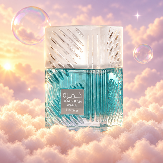 Frasco de Khamrah Waha de Lattafa sobre un banco de nubes, en un cielo rosa y lavanda con pompas iridiscentes y luz dorada.
