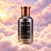Frasco de King de Bharara sobre un banco de nubes, en un cielo rosa y lavanda con pompas iridiscentes y luz dorada.