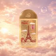 Frasco de Love in Paris de Lattafa sobre un banco de nubes, en un cielo rosa y lavanda con pompas iridiscentes y luz dorada.