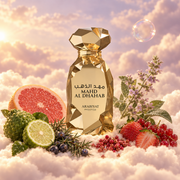 El frasco de Mahd Al Dhahab de Arabiyat Prestige rodeado de pomelo, bergamota, salvia esclarea, ciprés sobre nubes.