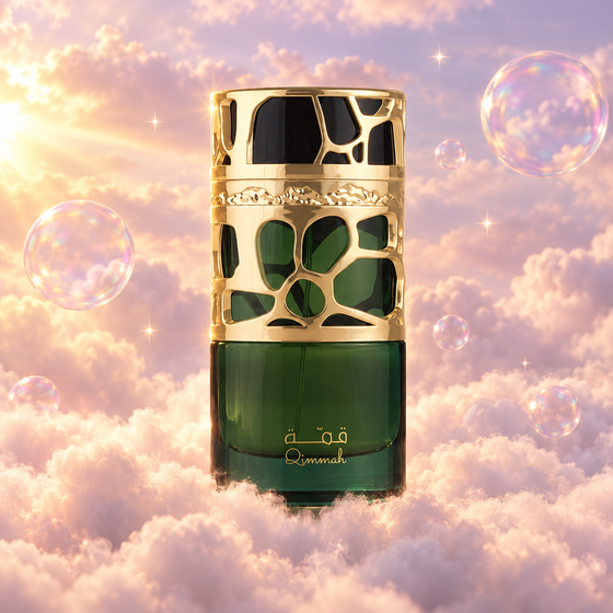 Frasco de Qimmah de Lattafa sobre un banco de nubes, en un cielo rosa y lavanda con pompas iridiscentes y luz dorada.